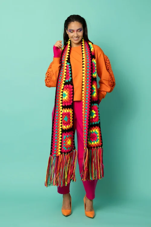 bluza pomarańczowa z szydełkowymi wstawkami na rękawach kolekcja KGart spodnie różowe baloon kolekcja CRAZY BASIC i szydełkowy szalik  marka VIPPI  DESIGN (2).jpg