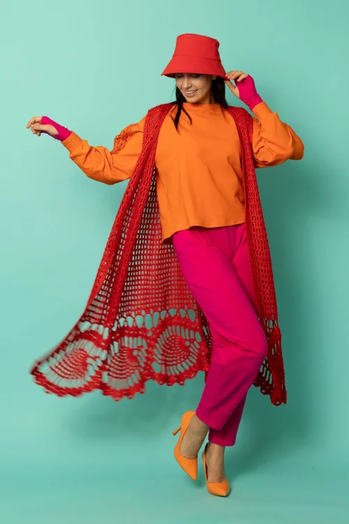 bluza pomarańczowa z szydełkowymi wstawkami na rękawach kolekcja KGart spodnie różowe baloon kolekcja CRAZY BASIC i szydełkowa kamizelka czerowna kolekcja KGart marka VIPPI DESIGN (10).jpg