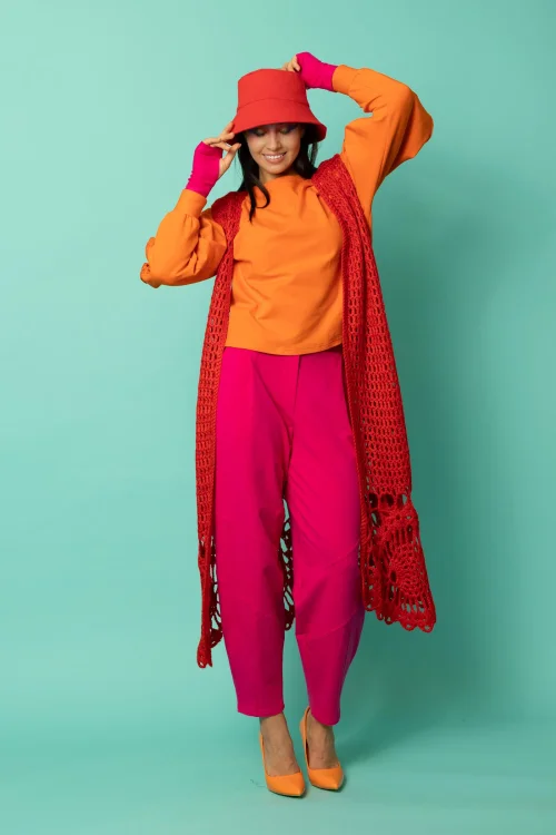 bluza pomarańczowa z szydełkowymi wstawkami na rękawach kolekcja KGart spodnie różowe baloon kolekcja CRAZY BASIC i szydełkowa kamizelka czerowna kolekcja KGart marka VIPPI DESIGN (7).jpg