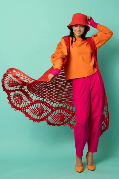 bluza pomarańczowa z szydełkowymi wstawkami na rękawach kolekcja KGart spodnie różowe baloon kolekcja CRAZY BASIC i szydełkowa kamizelka czerowna kolekcja KGart marka VIPPI DESIGN (4).jpg