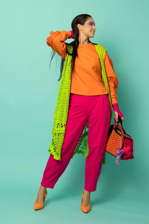 bluza pomarańczowa z szydełkowymi wstawkami na rękawach kolekcja KGart spodnie różowe baloon kolekcja CRAZY BASIC i szydełkowa kamizelka zielona kolekcja KGart marka VIPPI DESIGN  (12).jpg