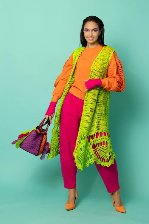 bluza pomarańczowa z szydełkowymi wstawkami na rękawach kolekcja KGart spodnie różowe baloon kolekcja CRAZY BASIC i szydełkowa kamizelka zielona kolekcja KGart marka VIPPI DESIGN  (9).jpg