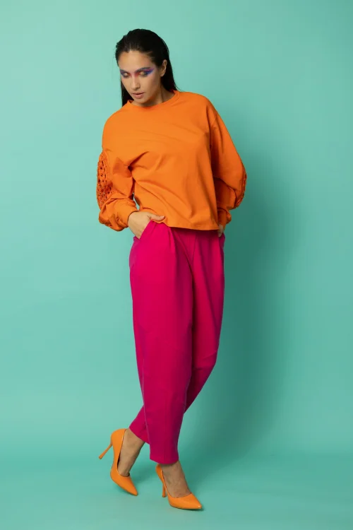 bluza pomarańczowa z szydełkowymi wstawkami na rękawach kolekcja KGart spodnie różowe baloon kolekcja CRAZY BASIC marka VIPPI DESIGN (3).jpg