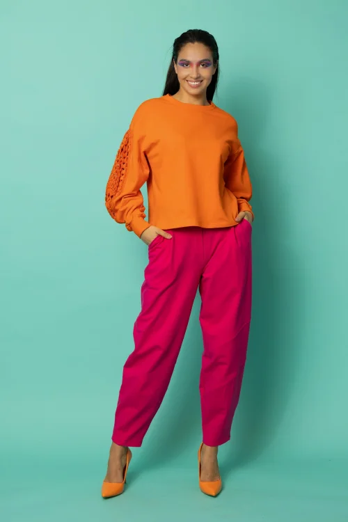bluza pomarańczowa z szydełkowymi wstawkami na rękawach kolekcja KGart spodnie różowe baloon kolekcja CRAZY BASIC marka VIPPI DESIGN (2).jpg