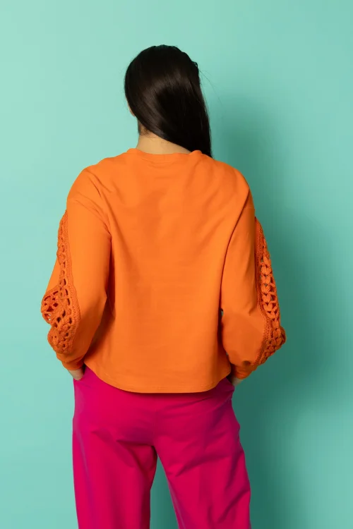 bluza pomarańczowa z szydełkowymi wstawkami na rękawach kolekcja KGart marka VIPPI DESIGN (1).jpg