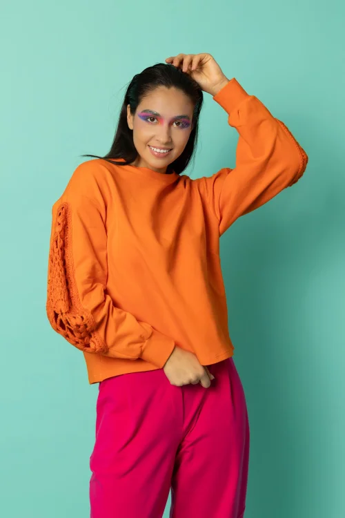 bluza pomarańczowa z szydełkowymi wstawkami na rękawach kolekcja KGart marka VIPPI DESIGN (7).jpg