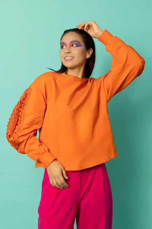 bluza pomarańczowa z szydełkowymi wstawkami na rękawach kolekcja KGart marka VIPPI DESIGN (6).jpg