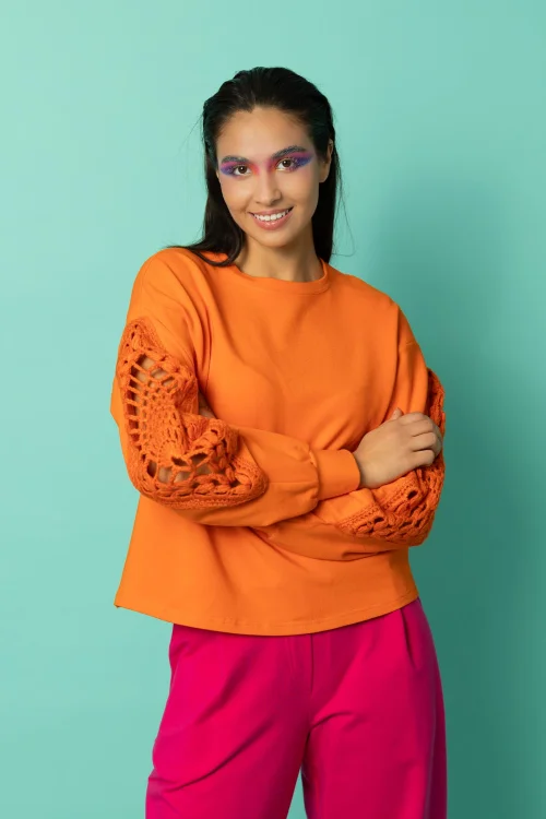 bluza pomarańczowa z szydełkowymi wstawkami na rękawach kolekcja KGart marka VIPPI DESIGN (5).jpg