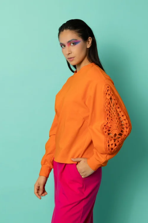 bluza pomarańczowa z szydełkowymi wstawkami na rękawach kolekcja KGart marka VIPPI DESIGN (4).jpg
