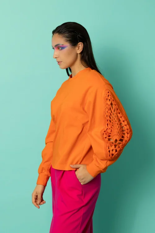 bluza pomarańczowa z szydełkowymi wstawkami na rękawach kolekcja KGart marka VIPPI DESIGN (3).jpg