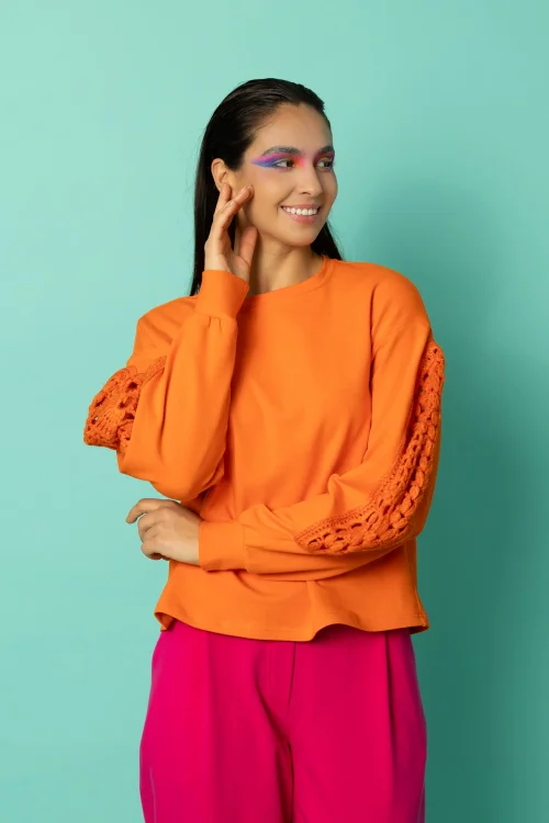 bluza pomarańczowa z szydełkowymi wstawkami na rękawach kolekcja KGart marka VIPPI DESIGN (2).jpg