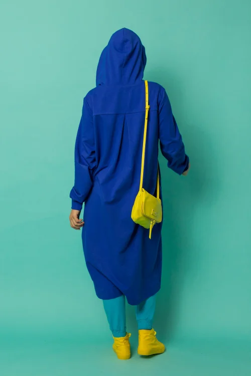 bluzka klasyczna dzianina prążek i spodnie bojowki niebieskie kolekcja płaszcz długi chabrowy z kapturem  CRAZY BASIC  marka VIPPI DESIGN  (1).jpg