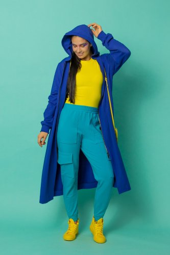 bluzka klasyczna dzianina prążek i spodnie bojowki niebieskie kolekcja płaszcz długi chabrowy z kapturem  CRAZY BASIC  marka VIPPI DESIGN  (14).jpg
