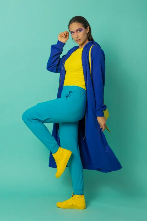 bluzka klasyczna dzianina prążek i spodnie bojowki niebieskie kolekcja płaszcz długi chabrowy z kapturem  CRAZY BASIC  marka VIPPI DESIGN  (8).jpg