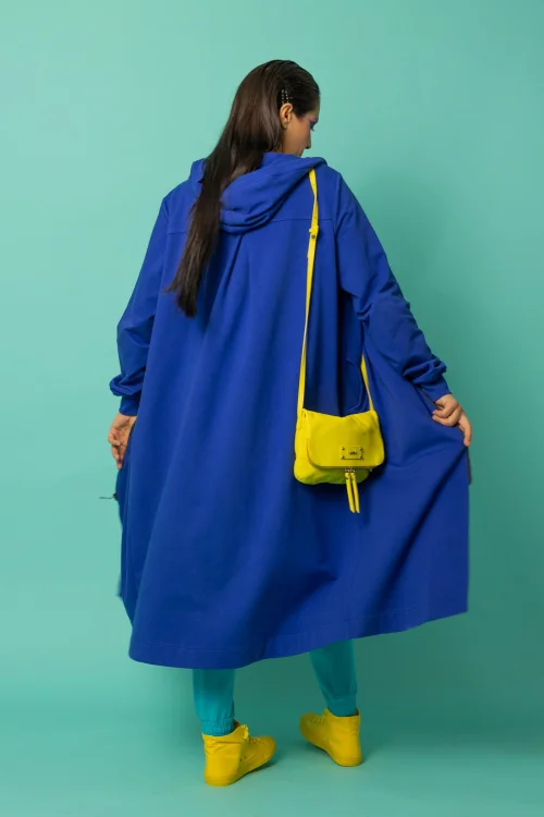 bluzka klasyczna dzianina prążek i spodnie bojowki niebieskie kolekcja płaszcz długi chabrowy z kapturem  CRAZY BASIC  marka VIPPI DESIGN  (5).jpg