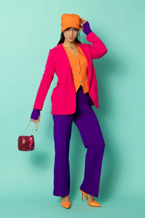 marynarka luxna różowa spodnie szerokie fioletowe w kant i kamizelka pomarańczowa mitenki fioletowe i czapka z daszkiem pomarańczowa kolekcja CRAZY BASIC marka VIPPI DESIGN (3).jpg