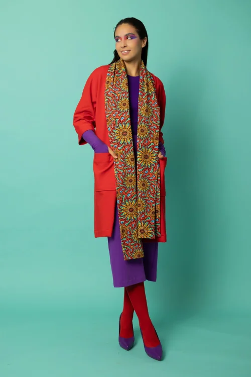 bluzka klasyczna z dzianiny prążek fioletowa i spodnica midi jasny fiolet płaszcz czerwony mitenki długie jasny fiolet kolekcja CRAZY BASIC szalik kolekcja ABRACADABRA marka VIPPI DESIGN (5) — kopia.jpg
