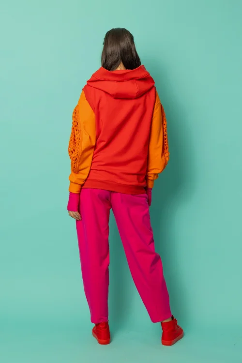 spodnie rożowe baloon bluzka pomarańczowa z szydelkowymi wstawkami na  rękawach i czerwona kamizelka z kapturem kolekcja CRAZY BASIC marka VIPPI DESIGN (10).jpg