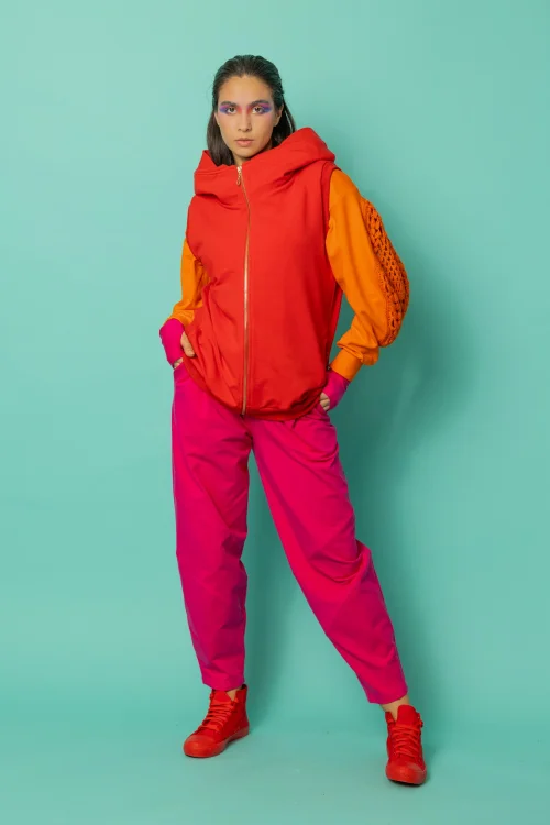 spodnie rożowe baloon bluzka pomarańczowa z szydelkowymi wstawkami na  rękawach i czerwona kamizelka z kapturem kolekcja CRAZY BASIC marka VIPPI DESIGN (8).jpg