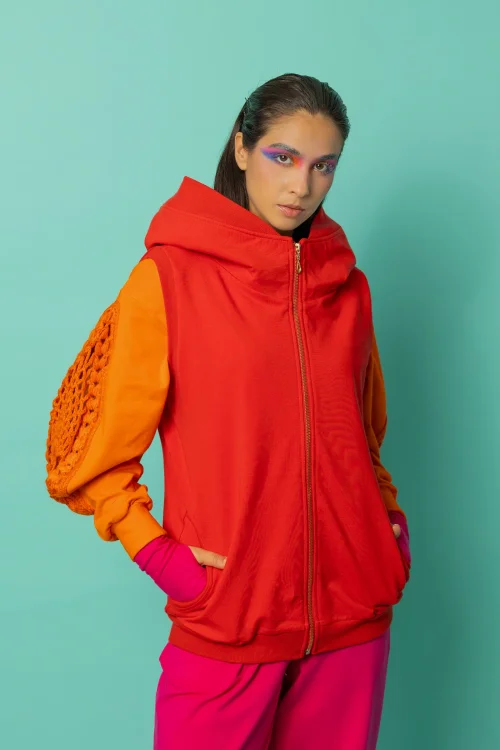 spodnie rożowe baloon bluzka pomarańczowa z szydelkowymi wstawkami na  rękawach i czerwona kamizelka z kapturem kolekcja CRAZY BASIC marka VIPPI DESIGN (3).jpg