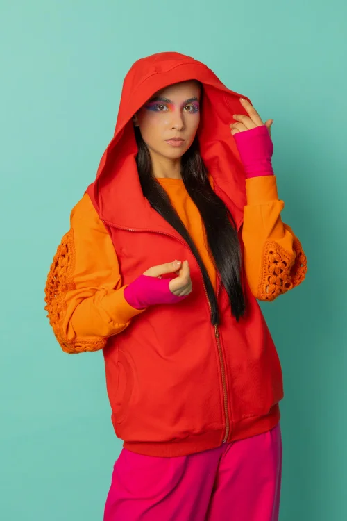 spodnie rożowe baloon bluzka pomarańczowa z szydelkowymi wstawkami na  rękawach i czerwona kamizelka z kapturem kolekcja CRAZY BASIC marka VIPPI DESIGN (2).jpg