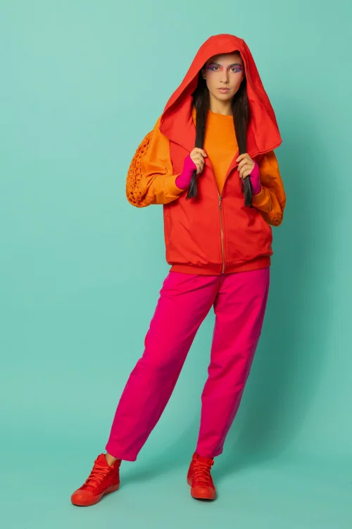spodnie rożowe baloon bluzka pomarańczowa z szydelkowymi wstawkami na  rękawach i czerwona kamizelka z kapturem kolekcja CRAZY BASIC marka VIPPI DESIGN (20).jpg