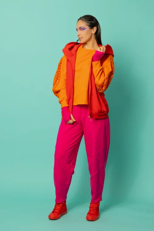 spodnie rożowe baloon bluzka pomarańczowa z szydelkowymi wstawkami na  rękawach i czerwona kamizelka z kapturem kolekcja CRAZY BASIC marka VIPPI DESIGN (12).jpg