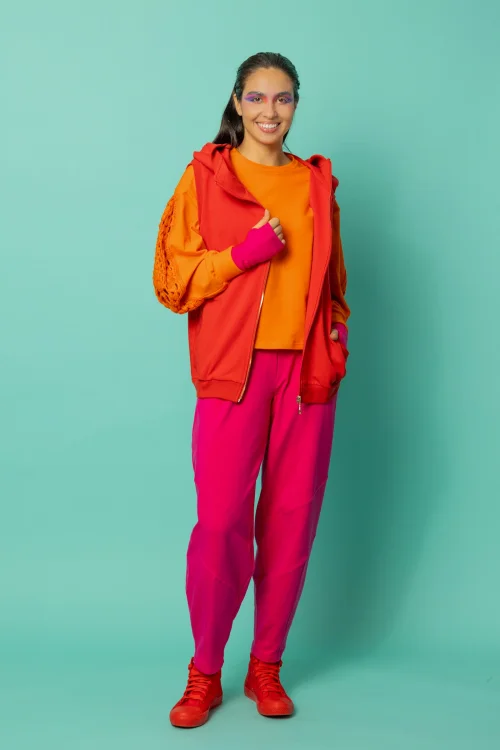 spodnie rożowe baloon bluzka pomarańczowa z szydelkowymi wstawkami na  rękawach i czerwona kamizelka z kapturem kolekcja CRAZY BASIC marka VIPPI DESIGN (11).jpg