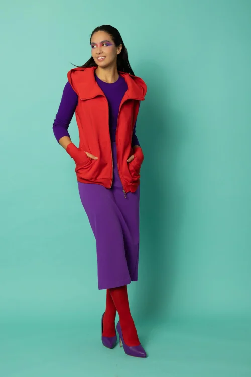bluzka klasyczna z dzianiny prążek fioletowa i spodnica midi jasny fiolet mitenki czerwone kamizelka z kapturem czerwona  kolekcja CRAZY BASIC marka VIPPI DESIGN (2).jpg