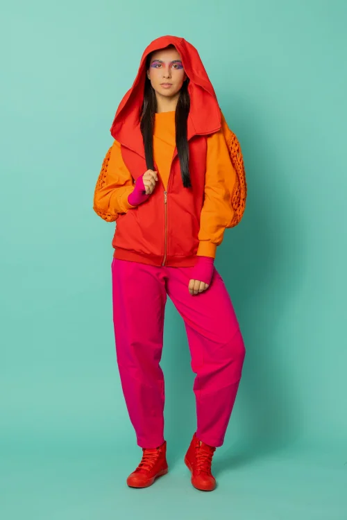 spodnie rożowe baloon bluzka pomarańczowa z szydelkowymi wstawkami na  rękawach i czerwona kamizelka z kapturem kolekcja CRAZY BASIC marka VIPPI DESIGN (1).jpg