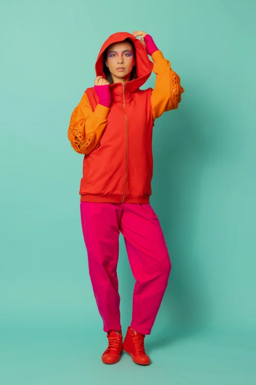 spodnie rożowe baloon bluzka pomarańczowa z szydelkowymi wstawkami na  rękawach i czerwona kamizelka z kapturem kolekcja CRAZY BASIC marka VIPPI DESIGN (19).jpg