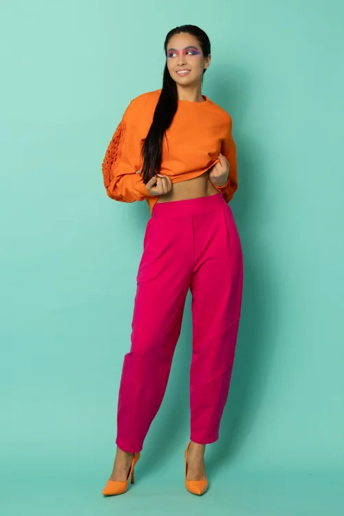 bluza pomarańczowa z szydełkowymi wstawkami na rękawach kolekcja KGart spodnie różowe baloon kolekcja CRAZY BASIC marka VIPPI DESIGN (1).jpg
