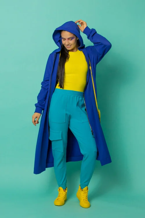 bluzka klasyczna dzianina prążek i spodnie bojowki niebieskie kolekcja płaszcz długi chabrowy z kapturem  CRAZY BASIC  marka VIPPI DESIGN  (14).jpg