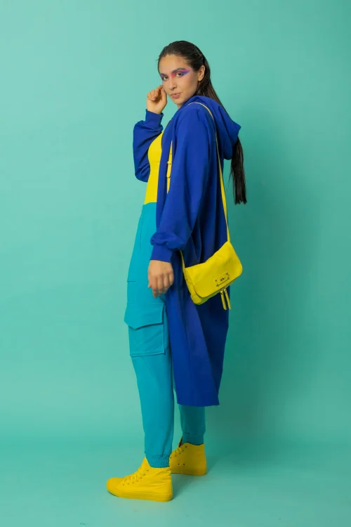 bluzka klasyczna dzianina prążek i spodnie bojowki niebieskie kolekcja płaszcz długi chabrowy z kapturem  CRAZY BASIC  marka VIPPI DESIGN  (9).jpg