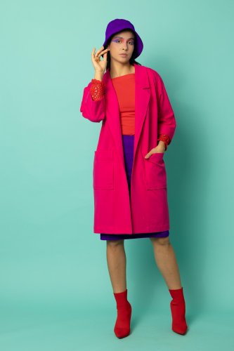 bluzka z mankietami szydelkowymi czerwona kolekcja KGart spódnica fioletowa midi z rozporkiem kapelusz fioletowy kolekcja płaszcz czerwony CRAZY BASIC marka VIPPI DESIGN (2).jpg
