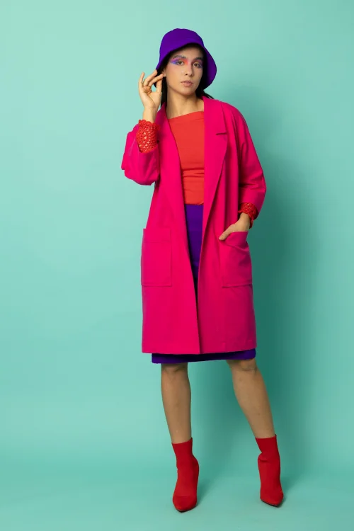 bluzka z mankietami szydelkowymi czerwona kolekcja KGart spódnica fioletowa midi z rozporkiem kapelusz fioletowy kolekcja płaszcz czerwony CRAZY BASIC marka VIPPI DESIGN (2).jpg
