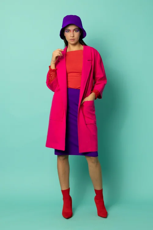 bluzka z mankietami szydelkowymi czerwona kolekcja KGart spódnica fioletowa midi z rozporkiem kapelusz fioletowy kolekcja płaszcz czerwony CRAZY BASIC marka VIPPI DESIGN (6).jpg