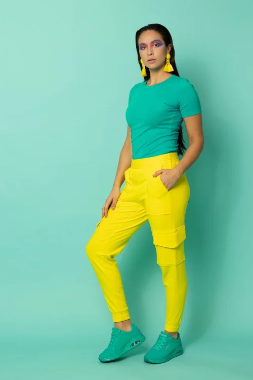 bluzka klasyczna krotki rękaw turkusowa i spodnie bojowki żółte kolekcja CRAZY BASIC marka VIPPI DESIGN (1).jpg
