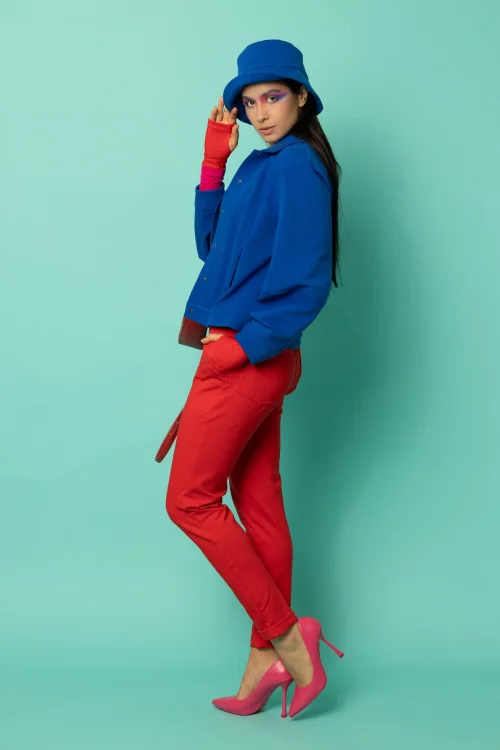 bluzka klasyczna okragły dekolt różowa spodnie z makietami czerowne i bluza z kolierzykiem chabrowa kolekcja CRAZY BASIC marka VIPPI DESIGN (6).jpg