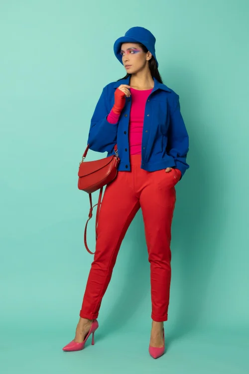 bluzka klasyczna okragły dekolt różowa spodnie z makietami czerowne i bluza z kolierzykiem chabrowa kolekcja CRAZY BASIC marka VIPPI DESIGN (5).jpg