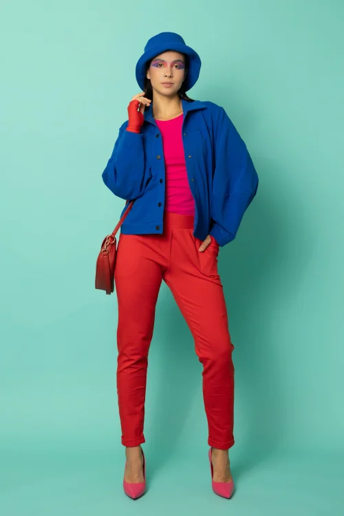 bluzka klasyczna okragły dekolt różowa spodnie z makietami czerowne i bluza z kolierzykiem chabrowa kolekcja CRAZY BASIC marka VIPPI DESIGN (3).jpg