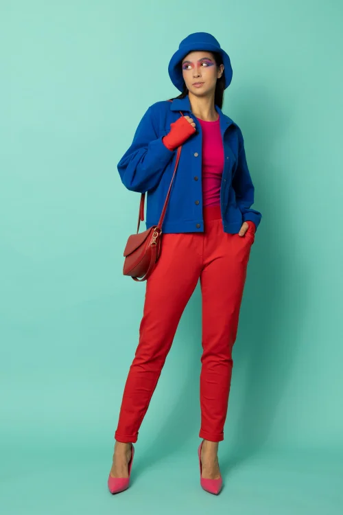 bluzka klasyczna okragły dekolt różowa spodnie z makietami czerowne i bluza z kolierzykiem chabrowa kolekcja CRAZY BASIC marka VIPPI DESIGN (2).jpg