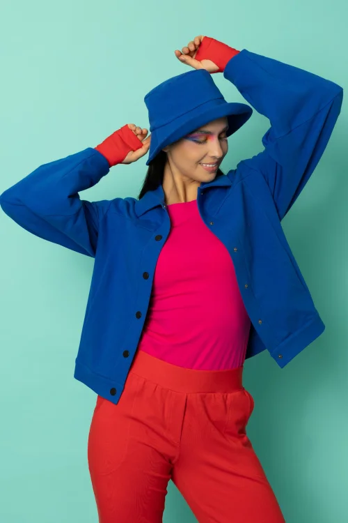 bluzka klasyczna okragły dekolt różowa spodnie z makietami czerowne i bluza z kolierzykiem chabrowa kolekcja CRAZY BASIC marka VIPPI DESIGN (13).jpg
