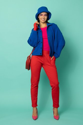 bluzka klasyczna okragły dekolt różowa spodnie z makietami czerowne i bluza z kolierzykiem chabrowa kolekcja CRAZY BASIC marka VIPPI DESIGN (4).jpg