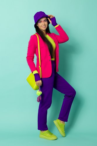 spodnie wąskie w kant fioletowe i marynarka różowa krotka bluzka limonkowa kolekcja CRAZY BASIC marka VIPPI DESIGN-1006 (9).jpg