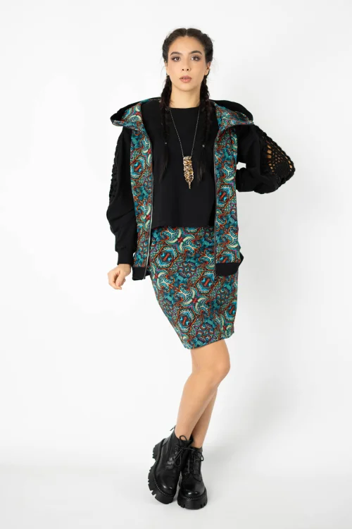 bluza czarna KGart z szdełkowymi wstawkami na rękawach kamizelka z kapturem i spódnica mini kolekcja INDI blue marka VIPPI DESIGN  (2).jpg