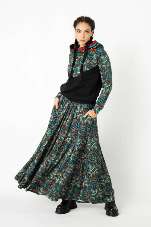 bluza czarna z szydełkową koronką na kapturze i spódnica długa wiskozowa rozkloszowana kolekcja INDI blue marka VIPPI DESIGN (5).jpg