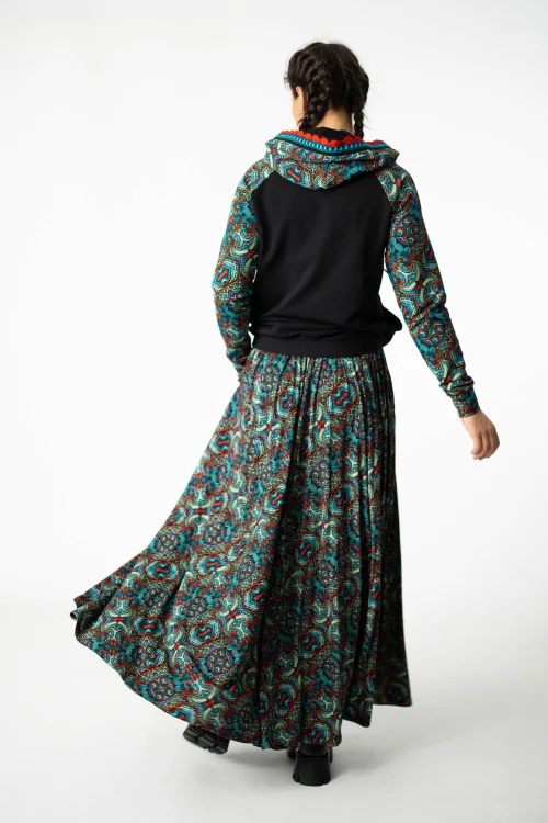bluza czarna z szydełkową koronką na kapturze i spódnica długa wiskozowa rozkloszowana kolekcja INDI blue marka VIPPI DESIGN (8).jpg