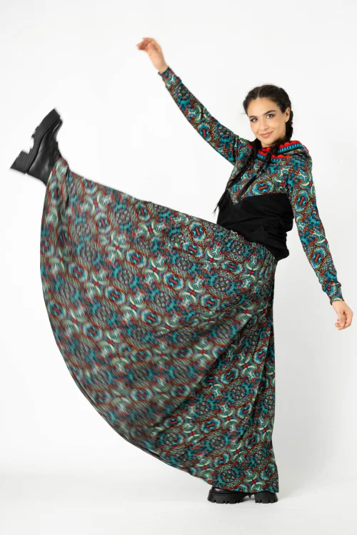 bluza czarna z szydełkową koronką na kapturze i spódnica długa wiskozowa rozkloszowana kolekcja INDI blue marka VIPPI DESIGN (1).jpg