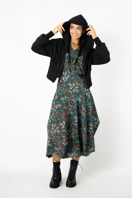 bluza gorsetowa  z szydełkowymi koronkami  i spodnica czarna origami  za aplikacjami  kolekcja INDII blue marka VIPPI DESIGN  (1).jpg